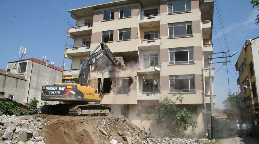 &Uuml;niversite Riskli Raporu Verdi, Hasarlı Bina Yıkıldı