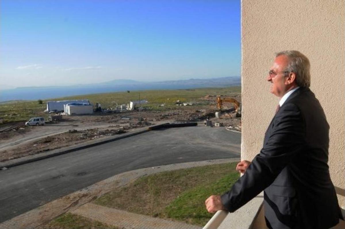 Vali Karaloğlu, Depremzede Kiracılar İ&ccedil;in Yapılan Konutları İnceledi