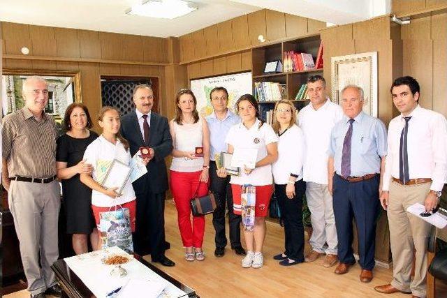 Altınsoy, &Uuml;lkem Koleji Ve Gazi İlkokulu&rsquo;na &Ouml;d&uuml;llerini Verdi 1