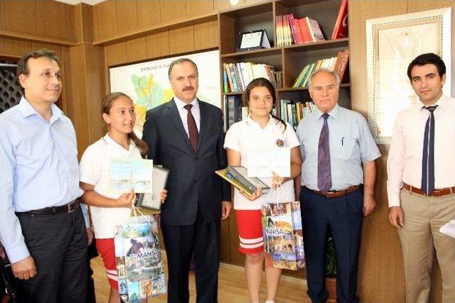 Altınsoy, &Uuml;lkem Koleji Ve Gazi İlkokulu&rsquo;na &Ouml;d&uuml;llerini Verdi 2