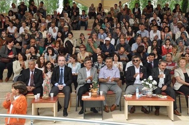 Sağlık Meslek Lisesi &Ouml;ğrencilerinin Mezuniyet Coşkusu 1