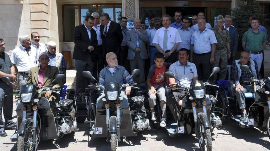 Midyat Belediyesi Engellilere Motorlu Ara&ccedil; Hediye Etti