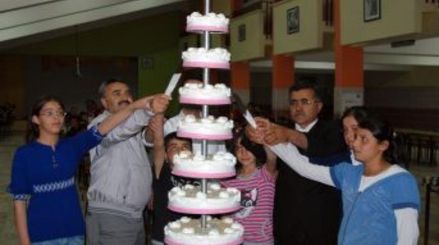 Yatılı B&ouml;lge Okulunda Okuyan &Ouml;ğrencilere Doğum G&uuml;n&uuml; Kutlaması