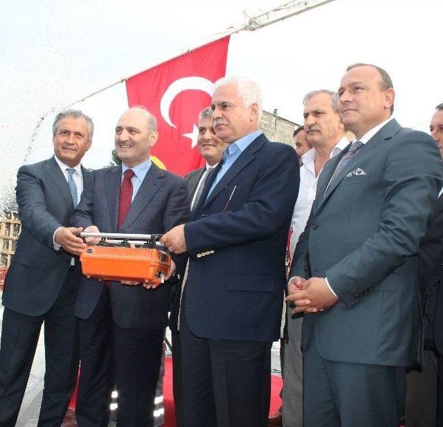 Bakan Bayraktar, Trabzon&rsquo;da Otel Temel Atma T&ouml;renine Katıldı 1