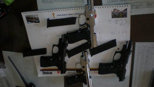 Viranşehir de 4 Tabanca Ile Bir &Ccedil;alıntı Kamyonet Ele Ge&ccedil;irildi 1