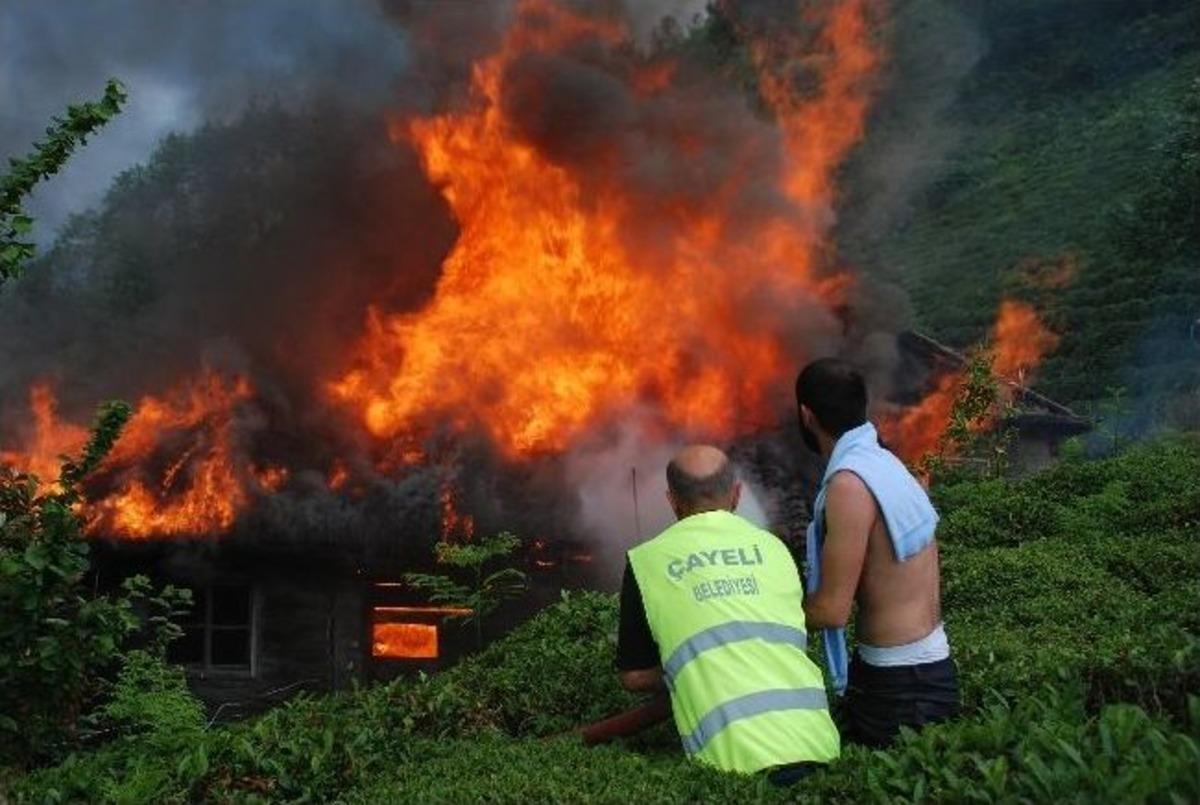 150 Yıllık Tarihi Ev K&uuml;l Oldu