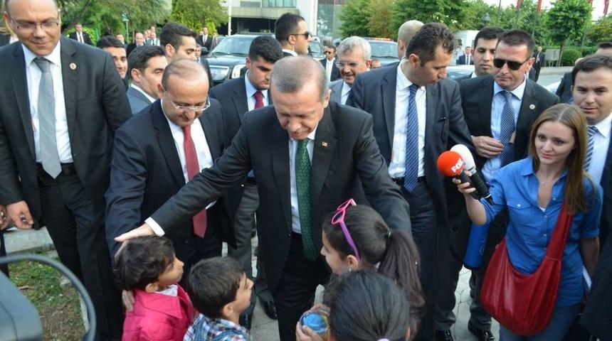 Başbakan Erdoğan Turist &Ccedil;ocuklarla Hatıra Fotoğrafı &Ccedil;ektirdi