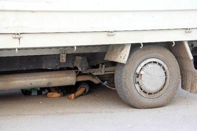 Kamyonet Altında Kalan Çocuk Hayatını Kaybetti