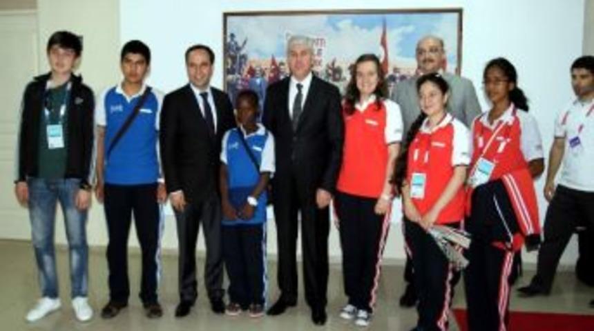 Vali Erden D&uuml;nya &Ccedil;ocuklarını Kabul Etti