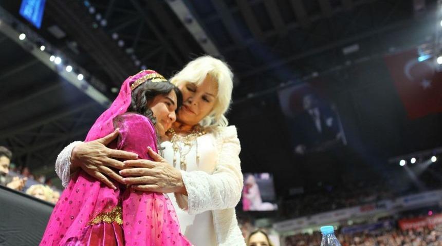 Final Gecesinde Ajda Pekkan, Azerbaycanlı Ayten'e Sarıldı