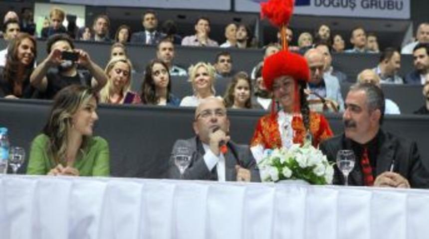 Kosovalı &Ouml;ğrenciler 'Seksenler' Dizisi Karakteriyle Kırgı Ge&ccedil;irdi