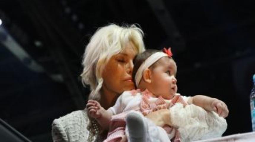 Juri &Uuml;yeleri Final Gecesinde Bebek Sevdi