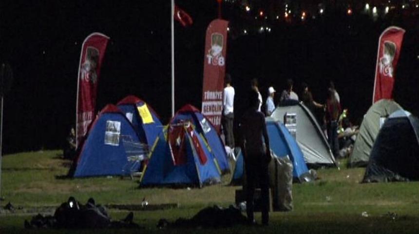 'Gezi Parkı' Eylemcileri G&uuml;ndoğdu Meydanı&rsquo;nda Sabahladı