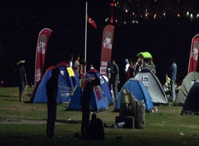  Gezi Parkı  Eylemcileri G&uuml;ndoğdu Meydanı&rsquo;nda Sabahladı 2