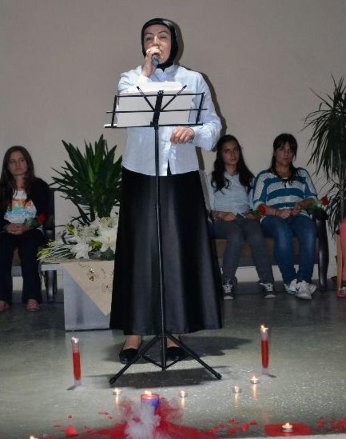 Farklı Meslekten Kişiler Bir Araya Gelerek Şiir Okudu