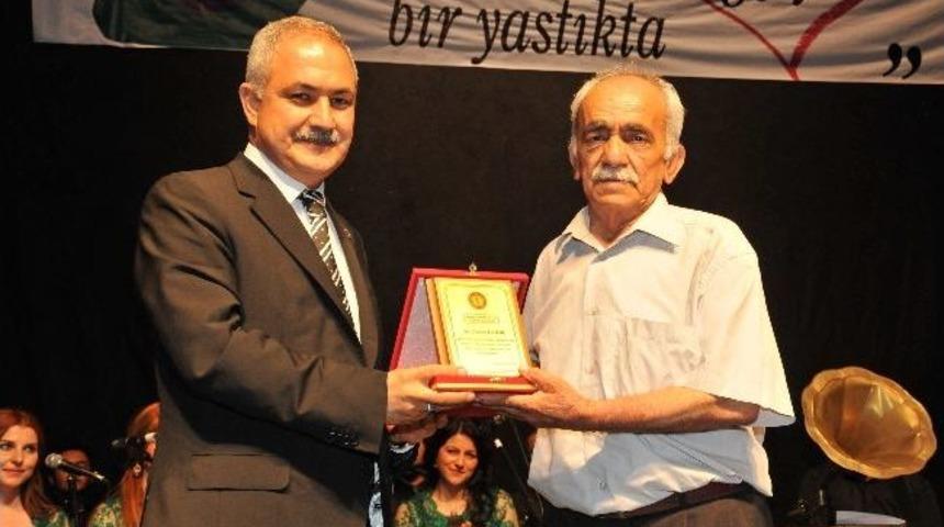 Osmaniyeli Şair, Gazeteci H&uuml;seyin &Uuml;naldı&rsquo;ya Onur &Ouml;d&uuml;l&uuml;