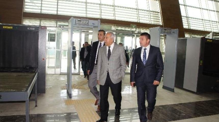 Eski Bakan Başesgioğlu, Havalimanını Gezdi