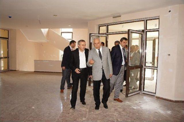 Eski Bakan Başesgioğlu, Havalimanını Gezdi 1