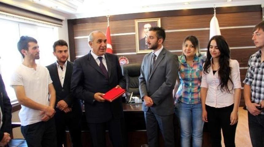 &Ouml;ğrencilerden, Başkan Sel&rsquo;e Plaket