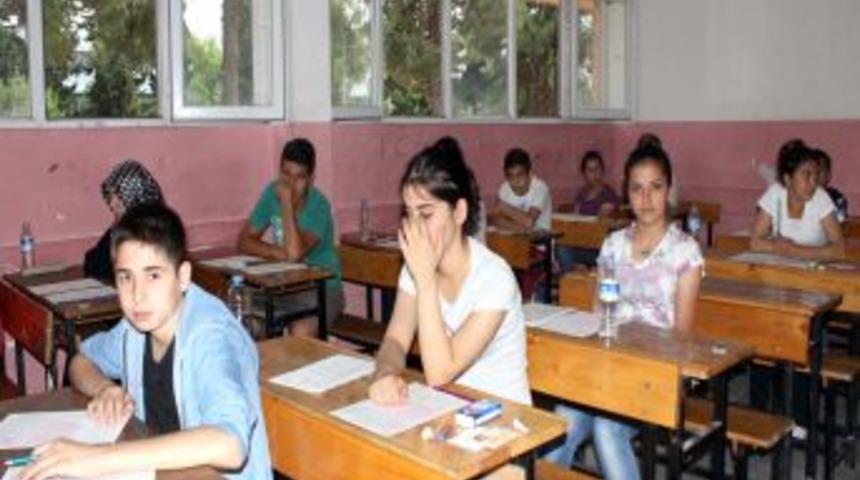 &Ouml;ğrenciler SBS'de, Veliler Heyecanlı Bekleyişte