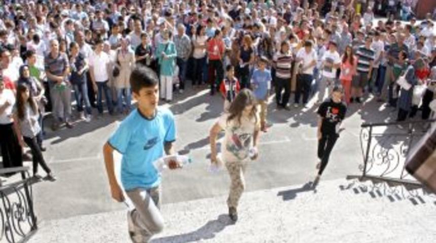 &Ccedil;ocuklar Sınavda, Aileleri Bah&ccedil;ede Terledi