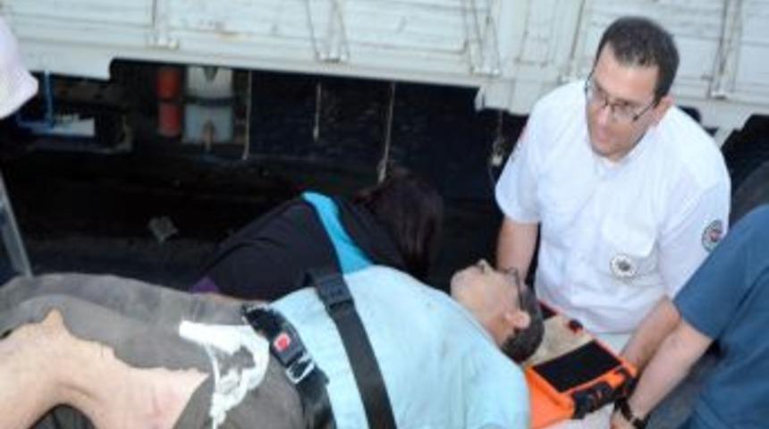 Kamyonda Sıkışan S&uuml;r&uuml;c&uuml; 4 Saatte &Ccedil;ıkartılabildi