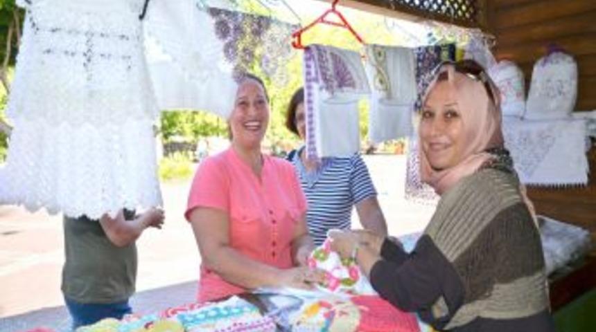 Girişimci Kadınlar, &Uuml;rettiklerini El Emeği G&ouml;z Nuru &Ccedil;arşısı'nda Satıyor