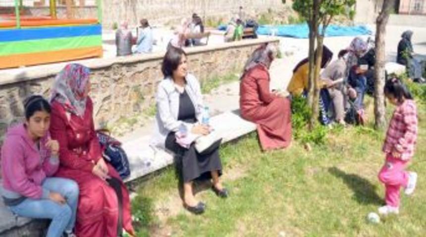 &Ouml;ğrenciler SBS&rsquo;de, Aileleri Dışarda Heyecan Yaşadı