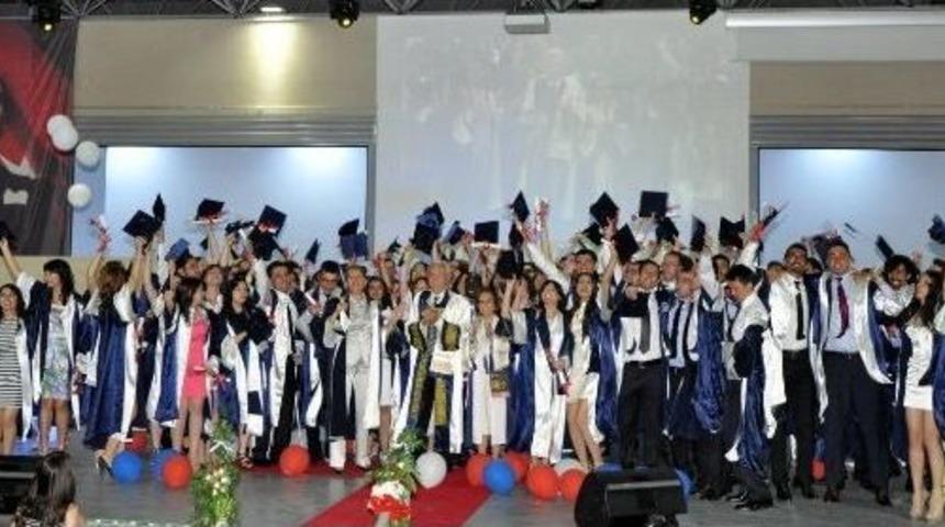 De&uuml; Tıp&rsquo;ta 35. D&ouml;nem Mezunları Hipokrat Yemini Ederek Diploma Aldı