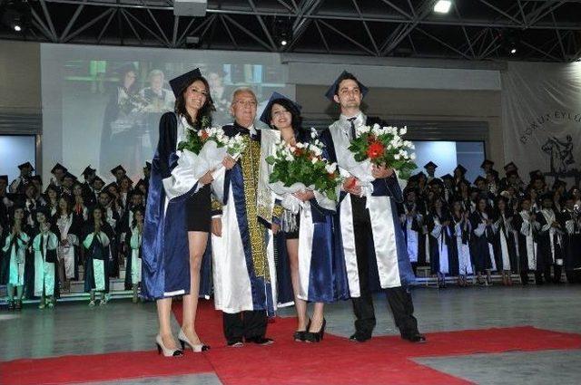 De&uuml; Tıp&rsquo;ta 35. D&ouml;nem Mezunları Hipokrat Yemini Ederek Diploma Aldı 1