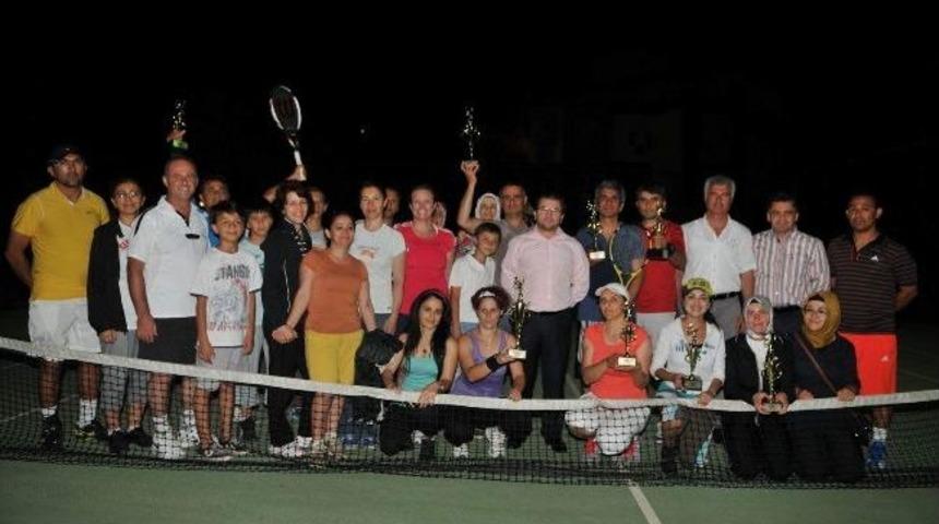 Kepez 'yetişkinler Tenis Kursu' Turnuvayla Sona Erdi