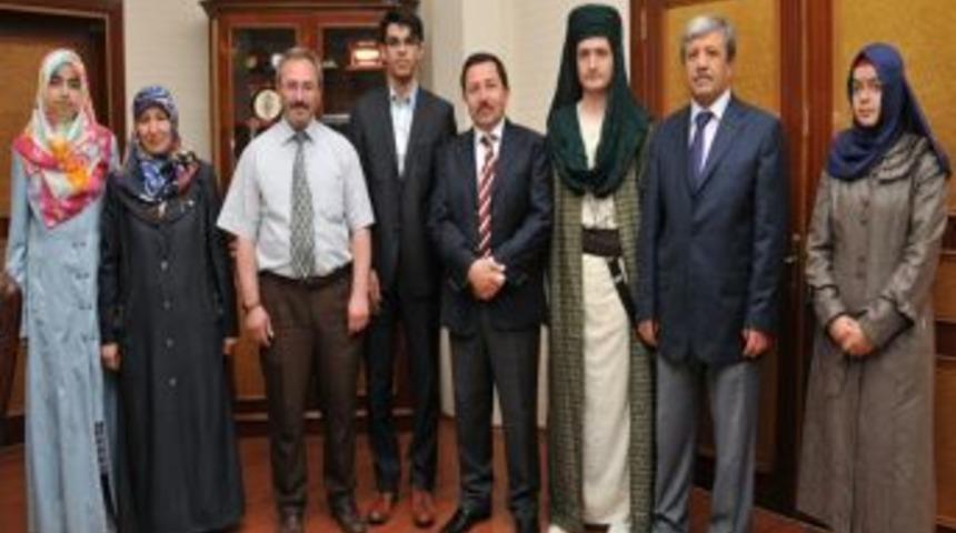 Arap&ccedil;a Hitabette T&uuml;rkiye Birincisi Olan Hondi Vali Balkanlıoğlu'nu Ziyaret Etti