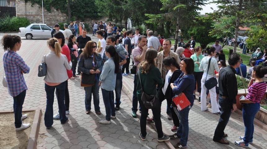 &Ouml;ğrenciler I&ccedil;eride Aileler Dışarı Sınav Heyecanı Yaşadı