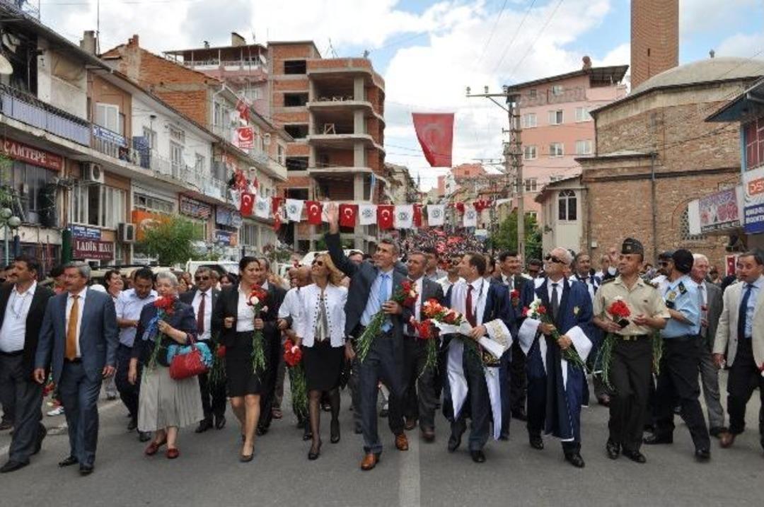 Cb&uuml; Eğitim Fak&uuml;ltesi Ve Demirci Meslek Y&uuml;ksek Okulu'nda Mezuniyet Coşkusu