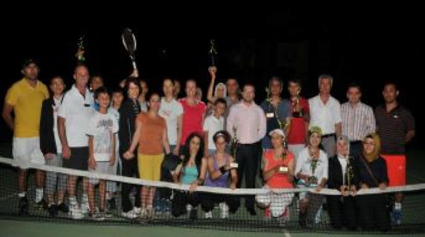 Tenis Kursunu Bitirenler Şampiyonluk I&ccedil;in Yarıştı