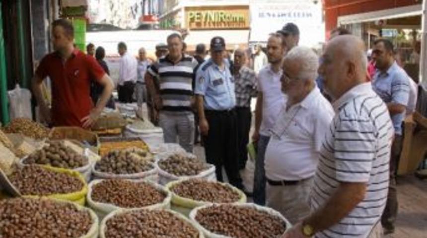 Yan Baktı Diye Esnafı Bı&ccedil;akladı