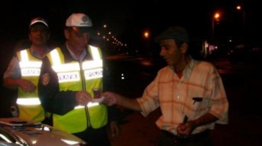 Selendi Polisinden S&uuml;r&uuml;c&uuml;lere &Ccedil;ay Ve &Ccedil;ikolata İkramı