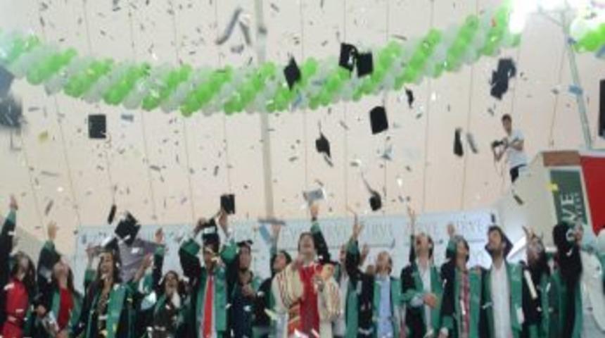 G&uuml;neydoğu'nun Ilk &Ouml;zel &Uuml;niversitesi Ikinci Mezunlarını Verdi