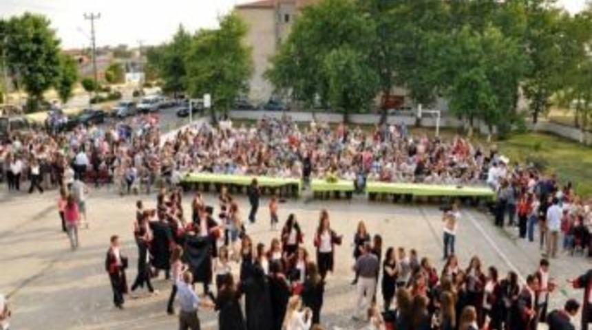 H&uuml;seyin Korkmaz Lisesi'nde Mezuniyet Sevinci