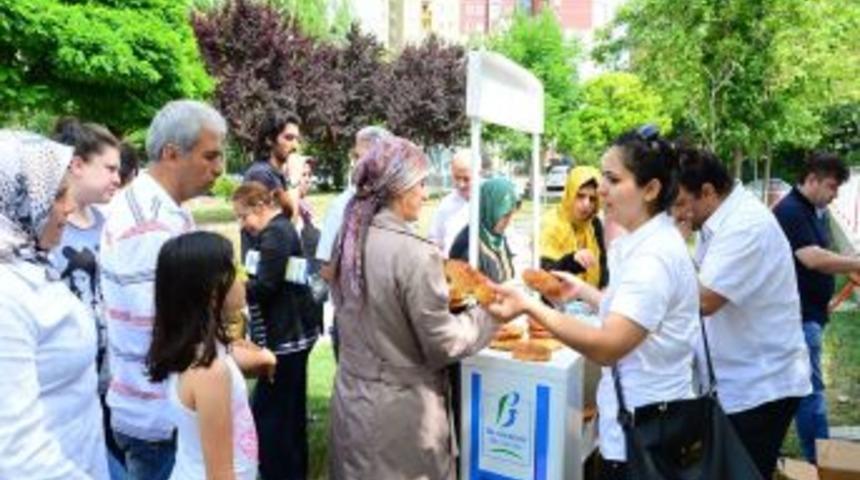 SBS Adaylarının Velilerine &Ccedil;ay Ve Simit Ikram Etti