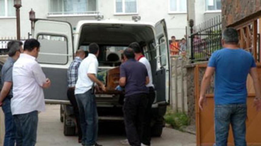 &Ouml;ld&uuml;r&uuml;p cesedini evinin &ouml;n&uuml;ne bıraktılar