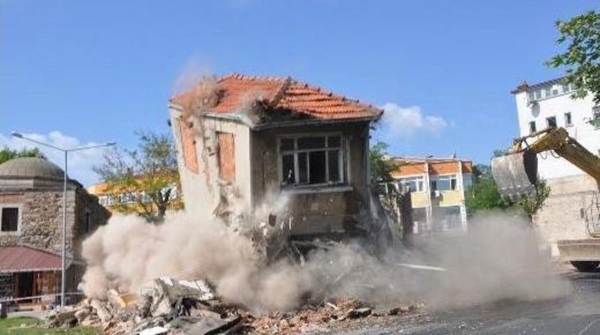 Bedesten Etrafındaki Yıkımlar S&uuml;r&uuml;yor