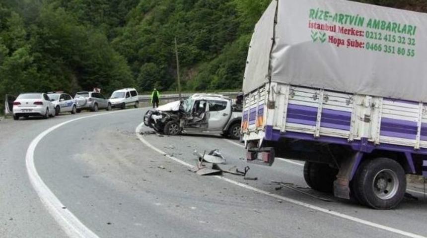 Artvin&rsquo;de Trafik Kazası: 3 Yaralı