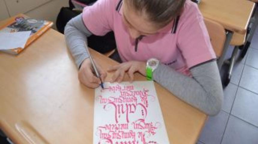 Kurduğu Kul&uuml;ple &Ouml;ğrencilere Hat Sanatını &Ouml;ğretiyor
