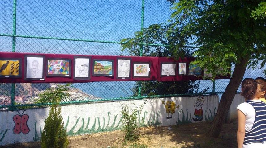 &Ouml;ğrenciler Resimlerini Okulun Bah&ccedil;esinde Sergiledi