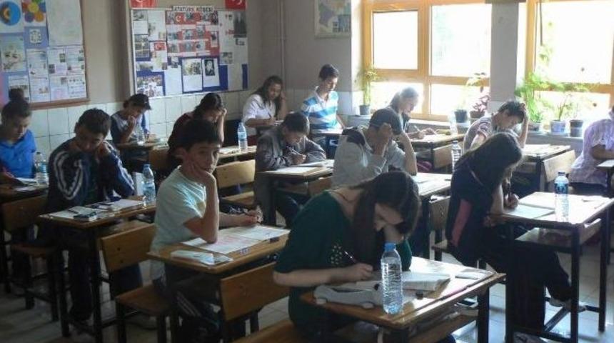 &Ouml;ğrenciler İ&ccedil;erde, Veliler Dışarıda Ter D&ouml;kt&uuml;