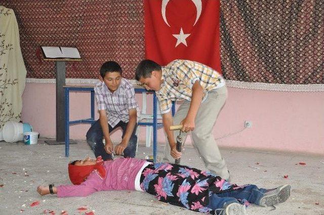 Yozgat Saray Beldesi &Ouml;ğrencilerden Yılsonu Eğlencesi 1