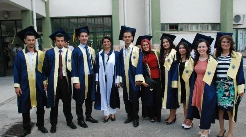 Cb&uuml; Akhisar Yerleşkesinden Mezuniyet T&ouml;reni