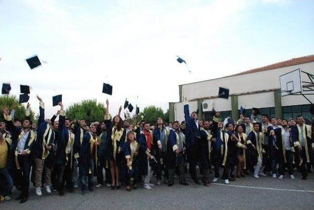 Cb&uuml; Akhisar Yerleşkesinden Mezuniyet T&ouml;reni 1