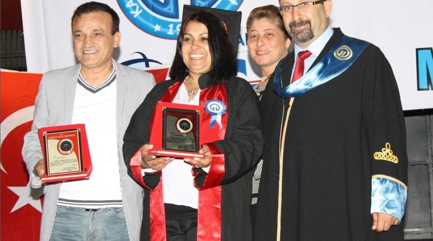 Sanat&ccedil;ı Adnan Yılmaz'ın Mezuniyet Sevinci